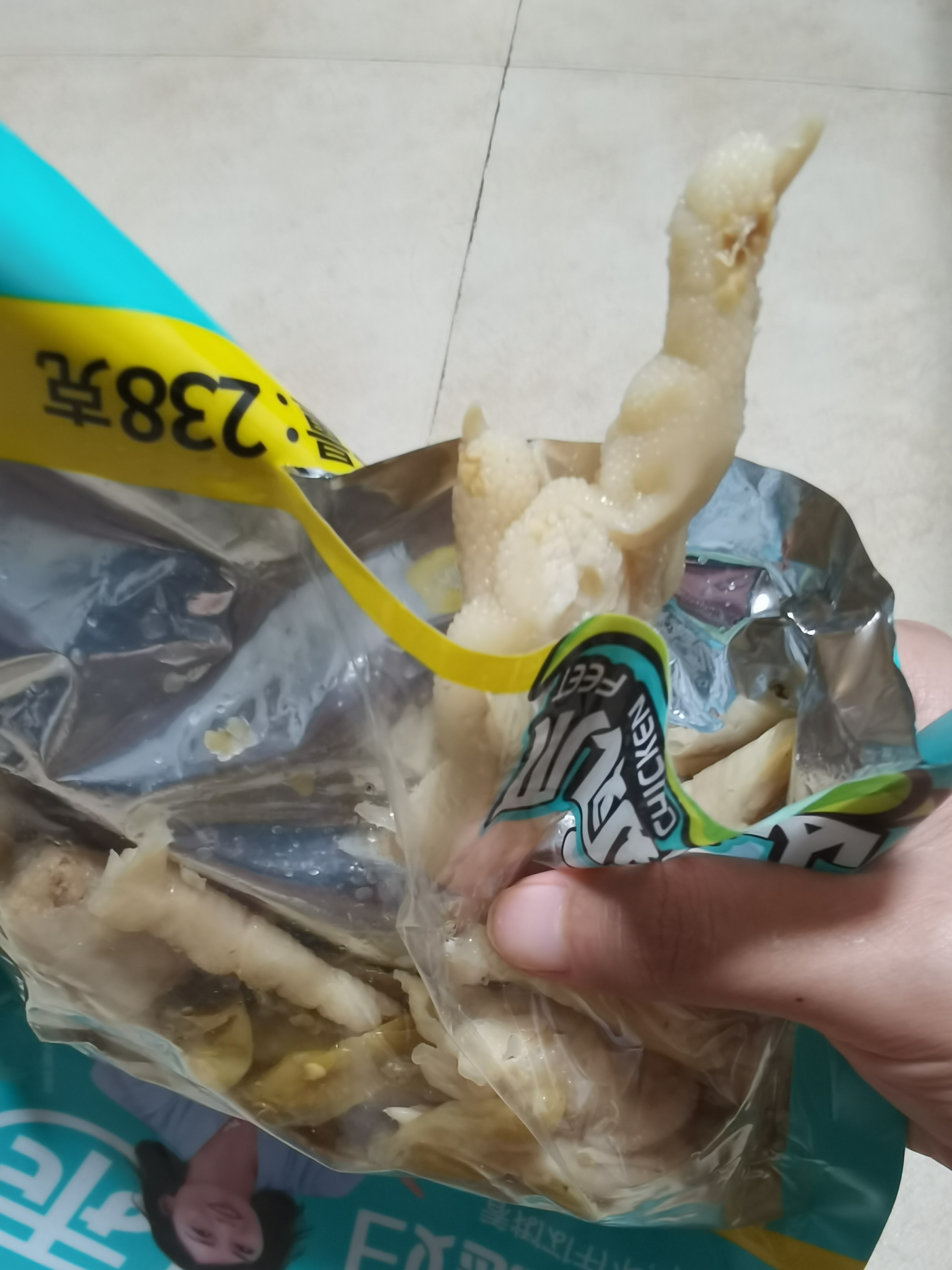 乖媳妇山椒凤爪里的的鸡爪未清理干净 包装里有黑色灰尘还有鸡爪的